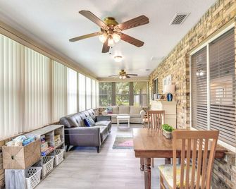 Heated Pool & 4-in-1 Grill: Spring Hill Haven! - Spring Hill - Obývací pokoj