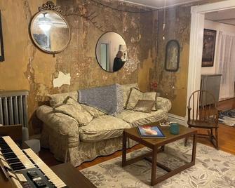 Tranquil direct waterfront 3-bedroom flat in quiet Troy neighborhood with WiFi - Troy - Living room