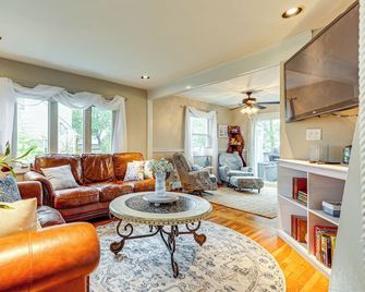 Worcester Lakefront Cottage Apt w/ Shared Dock! - Вустер - Вітальня