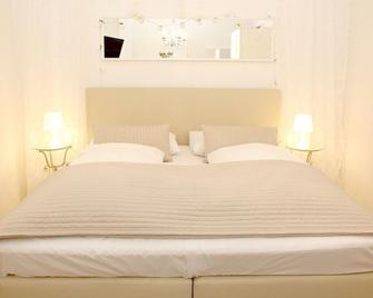 Cityhotel am Domplatz Self-CheckIn - Klagenfurt - Bedroom