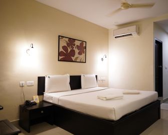 Wynad Hotel - Kozhikode - Bedroom