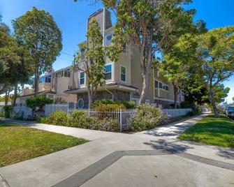 Silver Surf Getaway - Oceanside - Building
