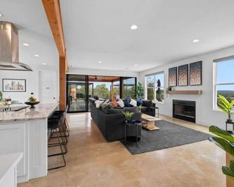 Spa/Pool, Gamebarn, Pickleball, Firepit, Big Views - Driftwood - Living room