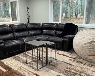 Cozy 3 Bedroom Cabin chain Of Lakes Area wifi free Cancellation - Baldwin - Living room