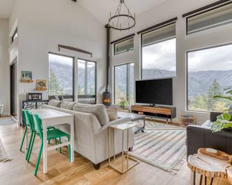 Gorgeous pet friendly home with breath taking views, hot tub and fire pit - Stevenson - Sala de estar