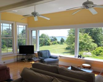 207 Great Neck Estate - Oceanfront Painted Lady on 30 Acre estate - Wareham - Sala de estar
