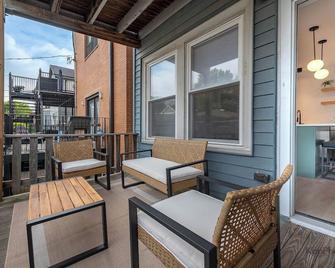 Modern 2BR Apartment with Free Parking in Avondale - Chicago - Balcony