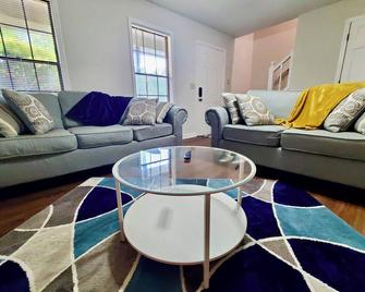 Cozy 2-bedroom Townhouse in Kennesaw, Centrally Located. - Kennesaw - Living room