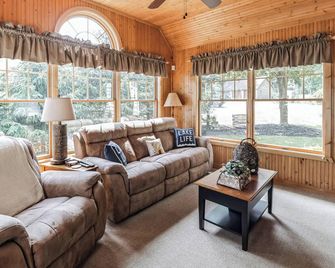 Charming Lakefront 4-Bedroom 3 Bath House With Kayaks, Paddleboards, Wifi And Ac - Lakeville - Living room
