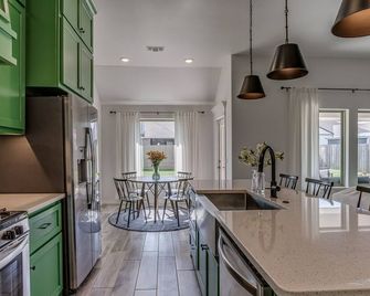 Stylish Mid-Century Retreat - Yukon - Cucina