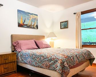 Hilltop Cottage in Pentwater Village - Pentwater - Bedroom