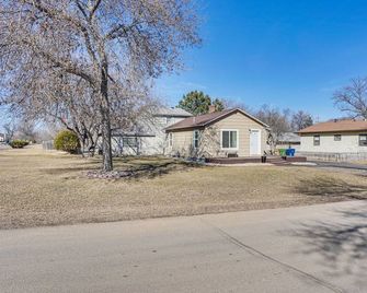 Pet-Friendly Watertown Home about 1 Mi to Downtown! - Watertown - Gebäude