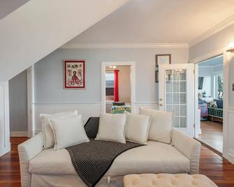 Waterfront Lux Cottage With Amazing Views Near DC - North Beach - Living room