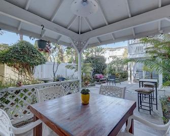Pelican Cove Inn - Carlsbad - Patio