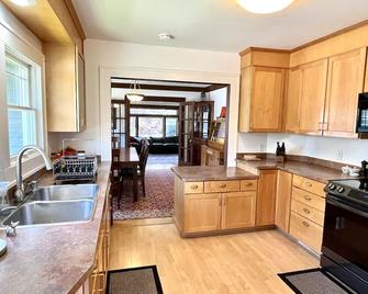 Beautiful Craftsman with Off-street parking, EV charger, Yard + Dogs OK! - Seattle - Kitchen