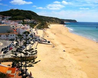 Apartment with sea views right on the beach - Salema - Strand