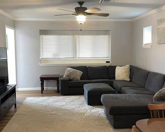 Lake House Eufaula 2 Bedroom Home 1 block from Xtreme Cove Marina! - Eufaula