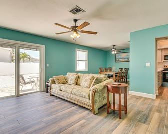 3 Mi to Fort Myers Beach: Unit w/ Furnished Patio! - Fort Myers Beach - Wohnzimmer