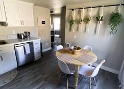 Clean and Cozy Boho Nampa Home - Nampa - Restaurant