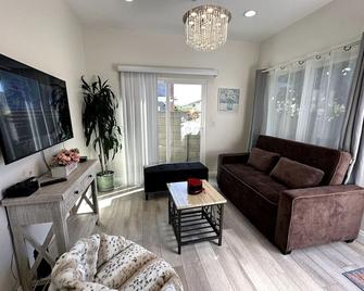 2-bedroom guest house in cool Huntington Beach with AC, WiFi - Huntington Beach - Pokój dzienny