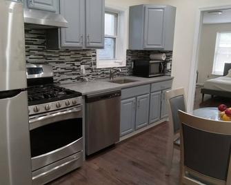 Sunny Cozy 2 bedroom Apt.---Near parks, Zoo, and Museums - Brooklyn - Kitchen