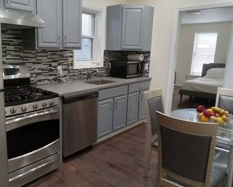 Sunny Cozy 2 bedroom Apt.---Near parks, Zoo, and Museums - Brooklyn - Kök