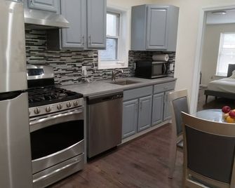Sunny Cozy 2 bedroom Apt.---Near parks, Zoo, and Museums - ברוקלין - מטבח