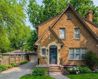 Family Brick House Charm - 4 br 3 bath - Appleton - Building
