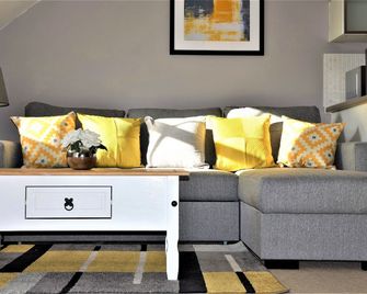 Bard's Nest, Crucible Apartment, FREE private parking, 3 mins walk to Birthplace - Stratford-upon-Avon - Living room