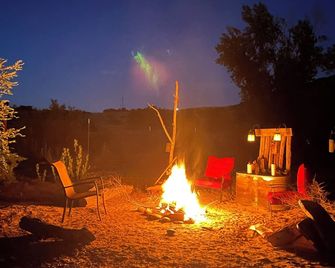 Charming 3-bedroom cabin with WiFi, AC in peaceful Ojo Caliente - Ojo Caliente - Patio