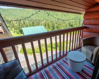 Ski village penthouse w/ hot tub & sauna, Hemlock Valley - Agassiz - Balkon