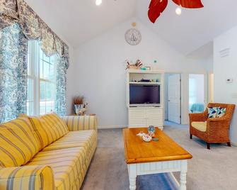 Family-Friendly Home Close to OC w/Furnished Porch, Central A/C, & Free WiFi - Berlin - Living room