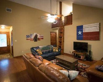 Trinity Trails: Lone Star Cabin in 6 acres on Lake Aquilla - Hillsboro - Huiskamer