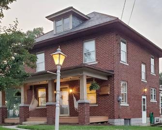 Red Brick Haven: Renovated Home in Prime Location! - Lancaster - Edificio
