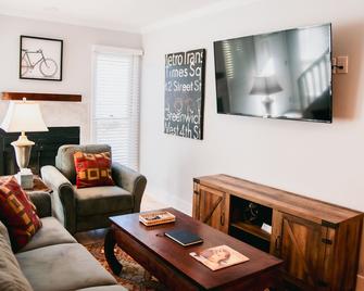 Renovated 2br/1.5ba Townhome near the Beltline - Atlanta - Living room