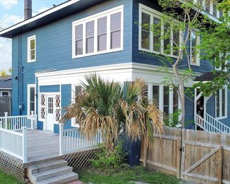 Thames Home - Taylor - Building