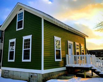 Comfortable Home in the Heart of Historic NewBo near Downtown - King Bed! - Cedar Rapids - Building