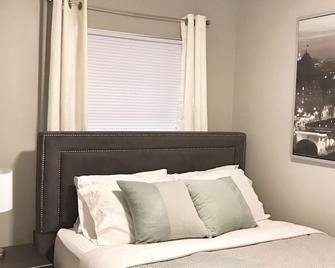Olde Walkerville Private 1bd/1ba Main Floor Apt. - Windsor - Bedroom