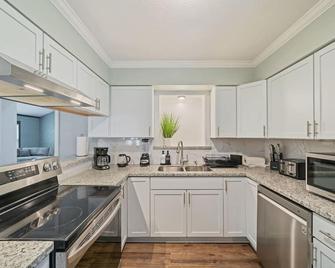 Amazing 4br 2ba Winter Home With Pool & Game-Movie Room - Texas City - Kitchen