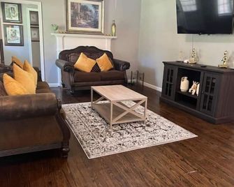 Private Peaceful home in Valdosta near everything - Valdosta - Living room