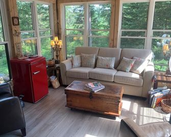 A winter paradise - 2 day romantic getaways available. - Bracebridge - Living room