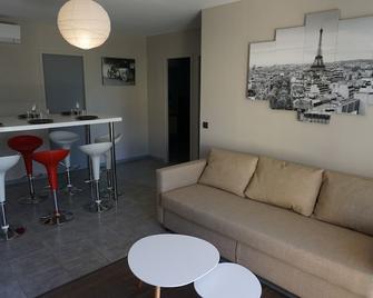 Sommelonge gîte near grignan with private pool - Donzère - Huiskamer