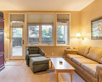 Smugglers Notch | Snowy Retreat | Ski, Pools & Mountain Fun - Smugglers Notch - Living room
