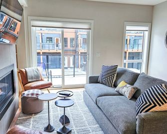 Nordix Townhomes by StayIn - Panorama - Living room