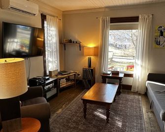 Renovated wooden house with AC, pool table, ping pong close lakes and mountains. - Ayer's Cliff - Salon