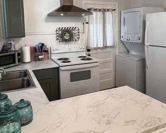 Pet friendly house with covered parking - Monroe - Kitchen