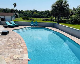 Private room with private entrance, kitchenette, shared pool in New Port Richey - New Port Richey - Piscina