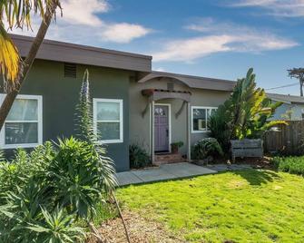 Enjoy Blue Evo. Newly remodeled, private back yard, new Hot tub, Pet Friendly, walk to the beach - Santa Cruz - Building