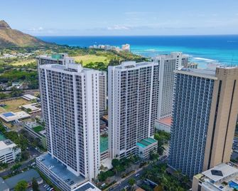 1-BR Condo with Great Ocean Views: 1 Block to Beach + Free Parking! - Honolulu - Building