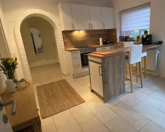 Modern vacation apartment 'Siebenschläfer' (1 km to the center/ZOB) - Aurich - Küche
